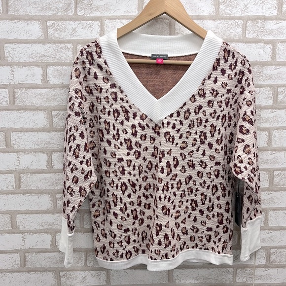 NEW Vince Camuto VNeck Leopard Print Sweater XS - Picture 1 of 6